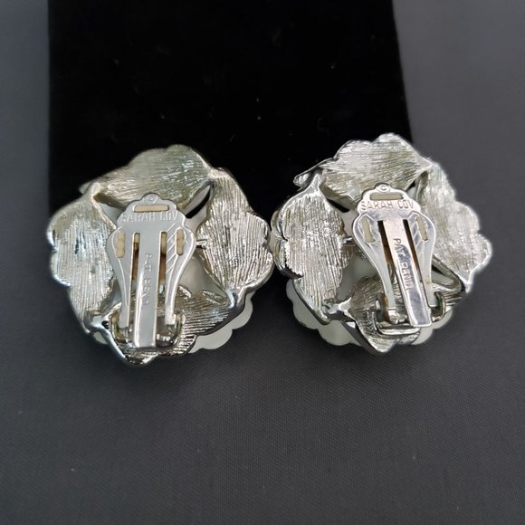 Sarah Coventry White Enamel Floral Flower Clip On Earring Pat Pend Vtg 1964 - Picture 5 of 10